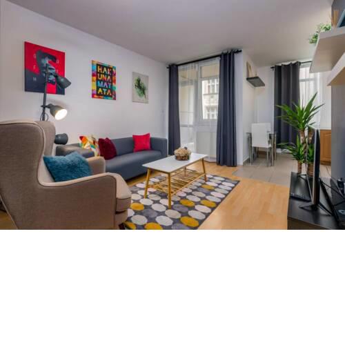 Cosy 44Sqm Apartment With Free Private Car Park & Balcony