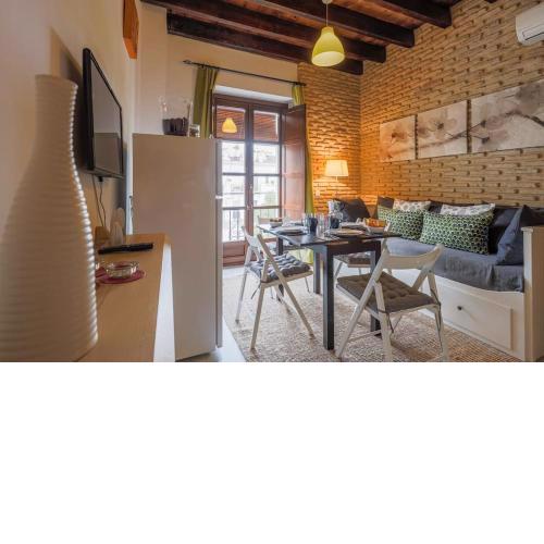 Cosy charming private 2-bedroom apartment with air-con in central Seville neighborhood