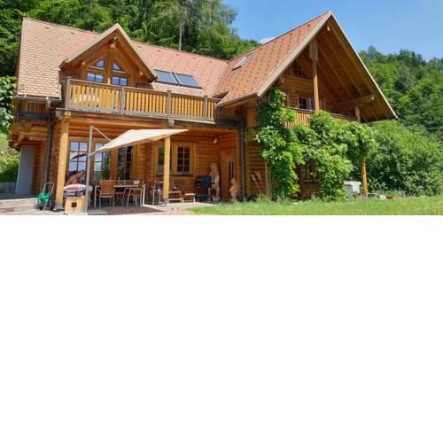 Cosy spacious wooden chalet Na hrib