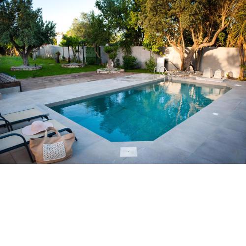 Cottage Villa with Private Pool & Garden 5' from Airport