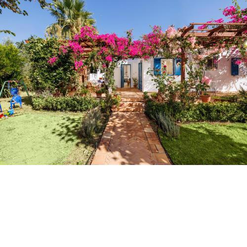 Countryhouse with Garden next to the Sea