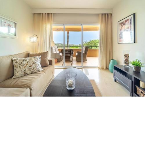 Cozy 2 Bedroom apartment with stunning sea views