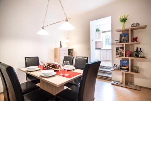 Cozy 2 bedroom Apt with Garden close to Prague Castle