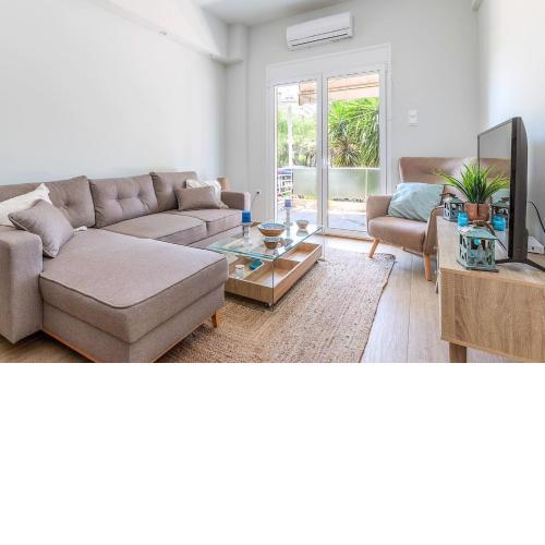 Cozy 2BD Beachfront Escape In The Heart Of Glyfada