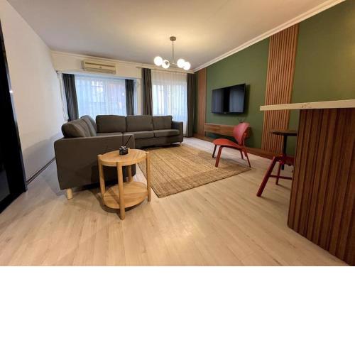 Cozy 2BR Renovated Apartment 1 Min to Metro