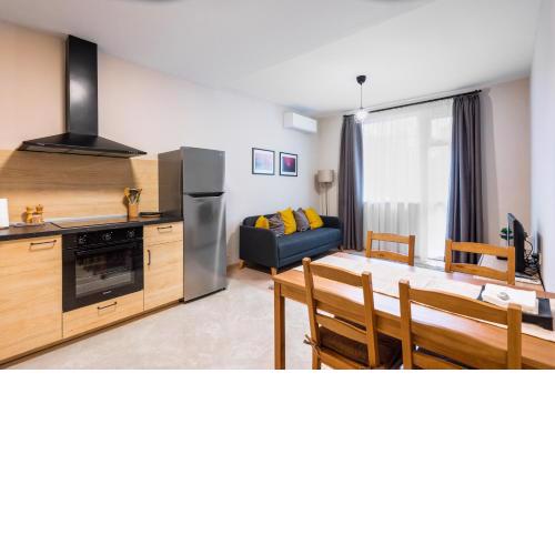 Cozy and Colorful 2BD Flat with Central Location