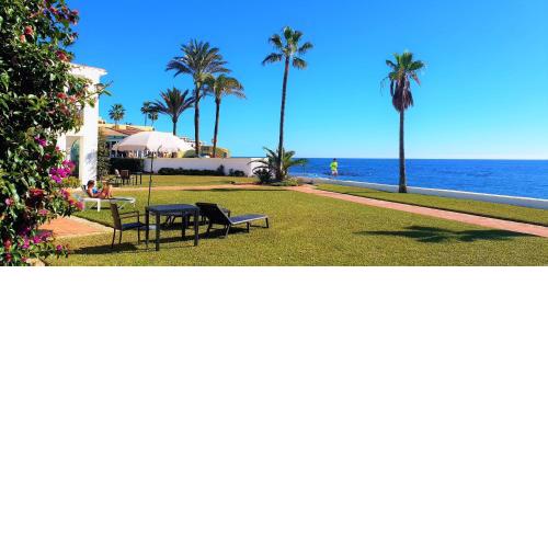 Cozy beach front house with open sea views located in Calahonda only few minutes away from Marbella - Costa del sol - CS120
