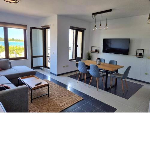 Cozy Bright 2BD Apartment with Sea View