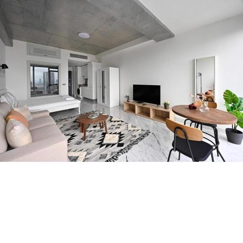 Cozy Bright Studio W Parking, Poolviews! #237