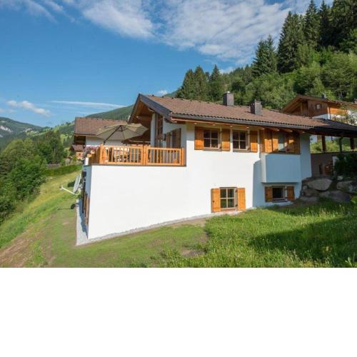 Cozy chalet with four bathrooms, near Königsleiten