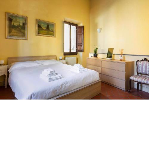 Cozy classic Italian house near Santa Croce, on the Lungarno