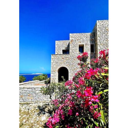 Cozy Cliff Tower w/ Breathtaking Sea Views
