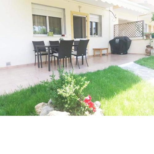 Cozy House in Kallithea with Garden