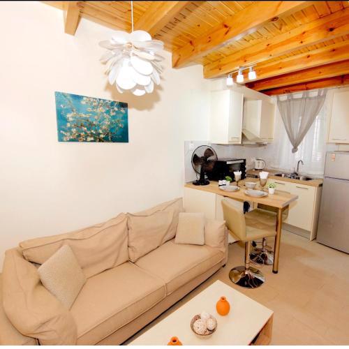 Cozy House, South Corfu with small balcony