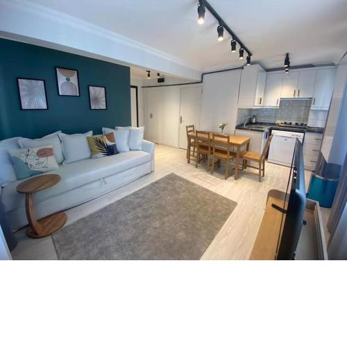 Cozy Renovated Flat Near Metro 3