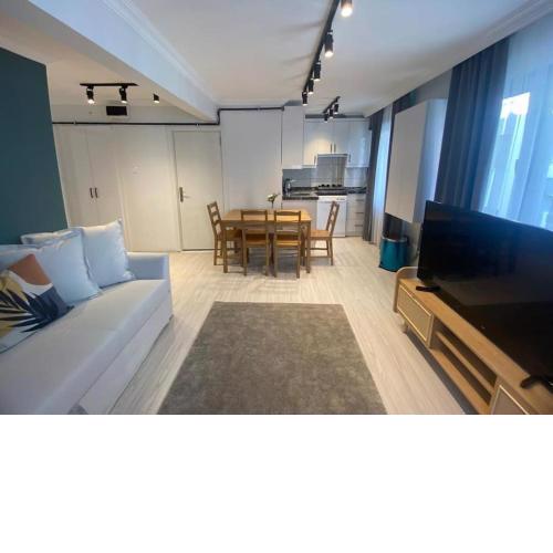 Cozy Renovated Flat Near Metro 4