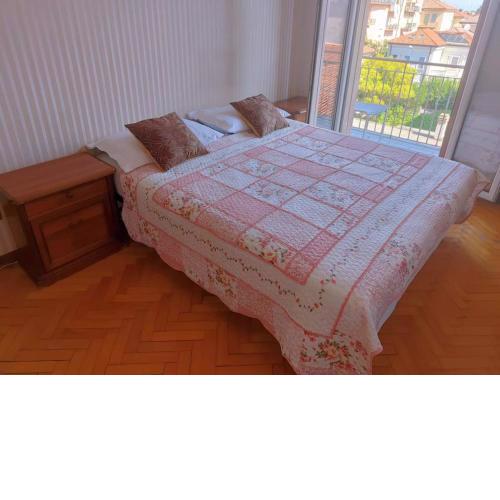 cozy room with queen bed 温馨双人大房间