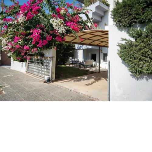 Cozy Stay in Glyfada with WiFi, Garden, Parking