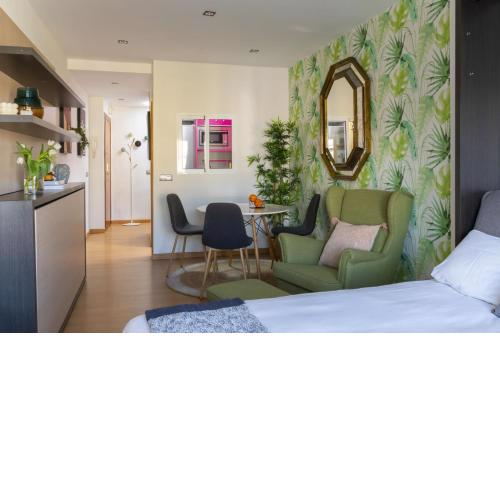 Cozy studio overlooking Pedro Zerolo Square