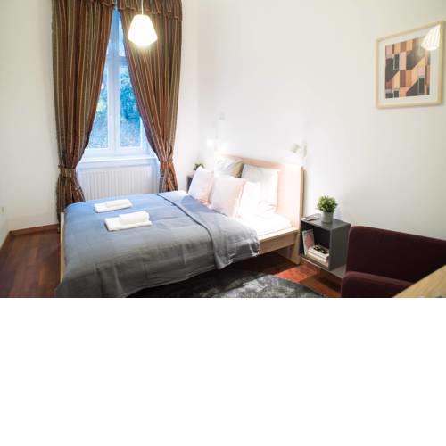 Cozy, stylish apartment at Chain Bridge