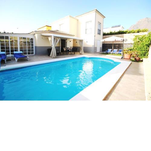 Cozy villa in Madroñal de Fañabe with large private pool