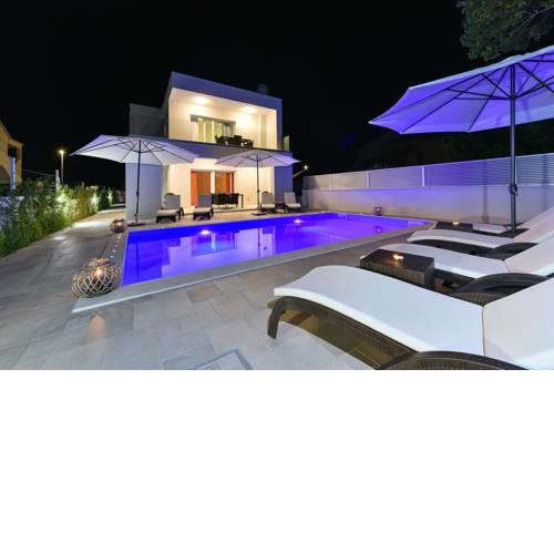 CROWONDER Bay Villa