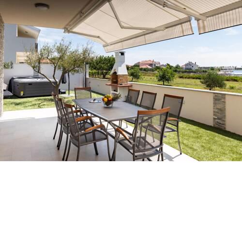 Crowonder Beachfront Garden Villa with Jacuzzi- A1