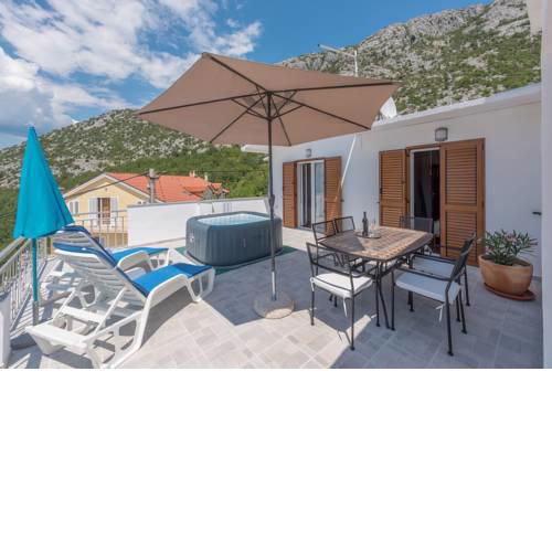 ctbr289-Apartment with jacuzzi 4+1 people Gornja Brela