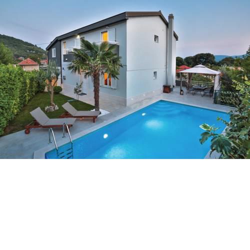 ctim252/ Holiday house with a private pool