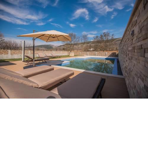 ctim261/ Holiday house with private heated pool