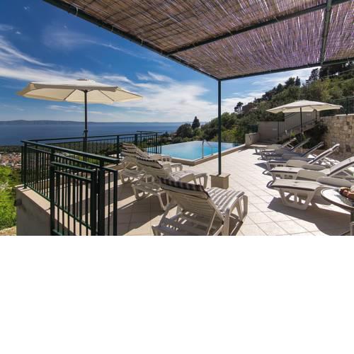 ctma155/ Holiday house with private pool, consists of two residential units, beautiful view,up to 6 + 2 persons in Makarska