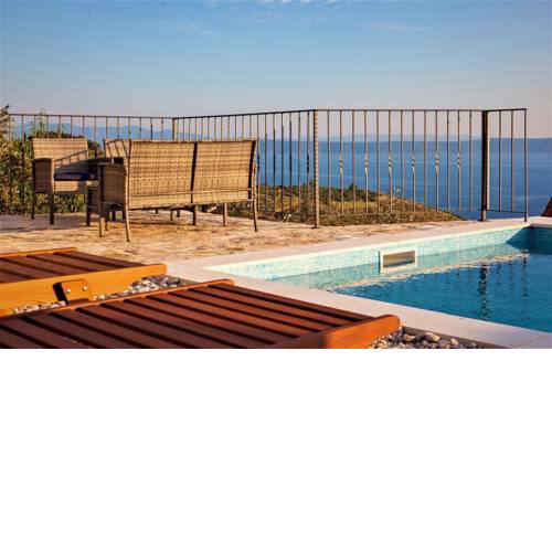 ctpo161/ Holiday house with private heated pool