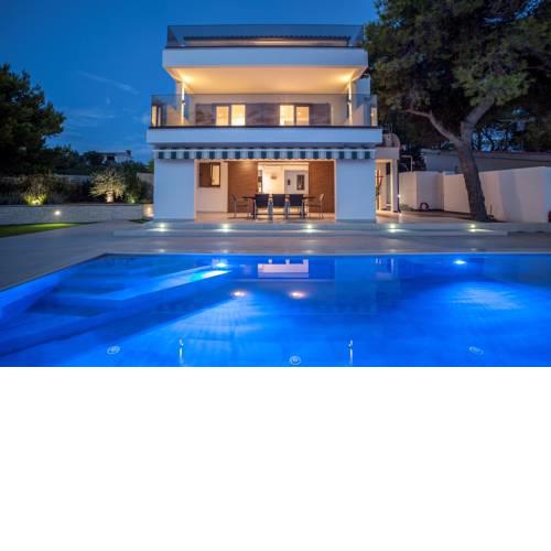 ctra162/ Newly built, modern villa with private pool