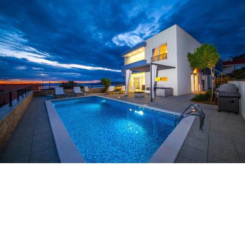 ctvb110/New and modern semi-detached house with private pool