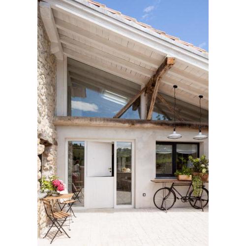 Cuadra rehabilitada, piscina climatizada, Comillas
