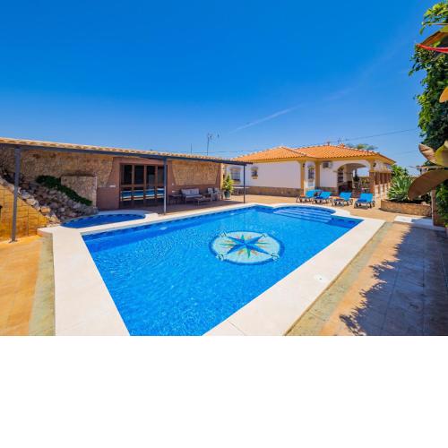 Cubo's Casa Moncayo del Aguila Family