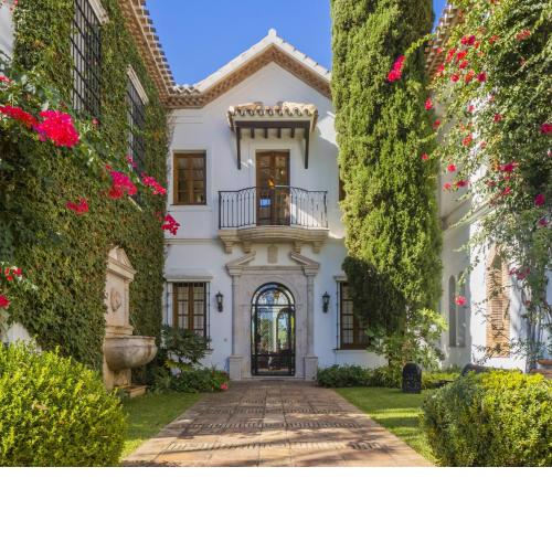 Cubo's Mountain Bayview Luxury Villa