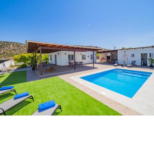 Cubo's Villa Marifran