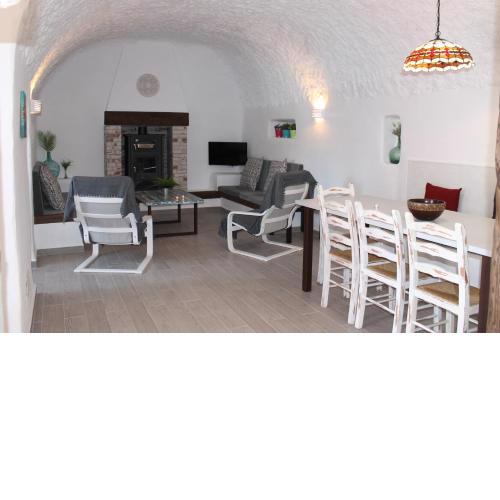 Cuevas Adonia