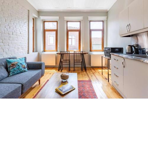 Cute Airy Cozy Central 1bed Home W Balcony! #299