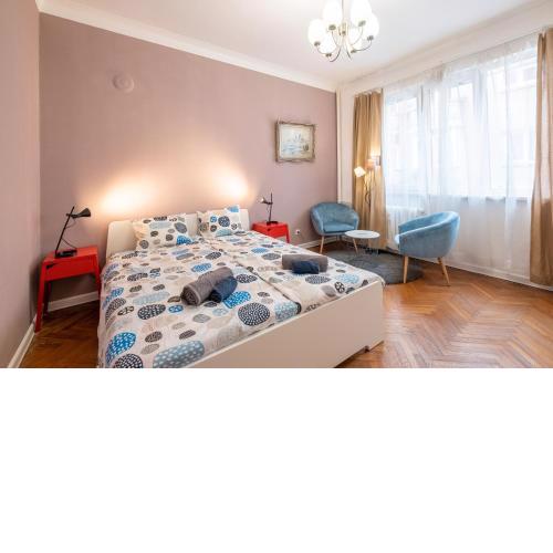 Cute and Cozy 1BD Apartment in the City Center