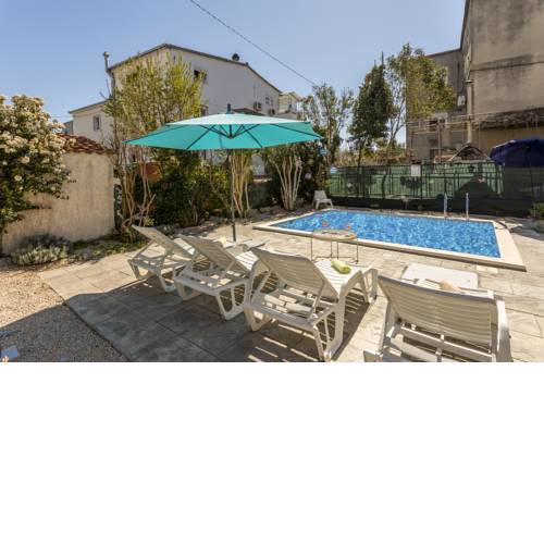 Dalmatian with pool and garden 230m2 for 1-6 people near old town