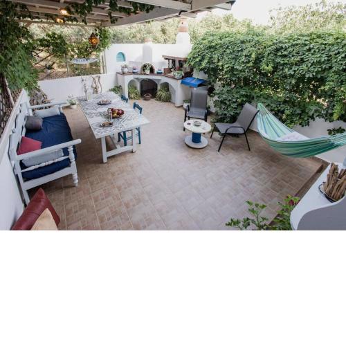 ''Deep blue" maisonette by the sea -private patio-