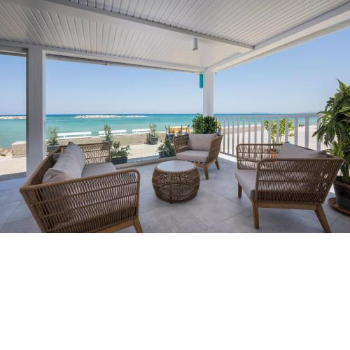 Delfini, Beachfront luxury flat w. outdoor Hot Tub
