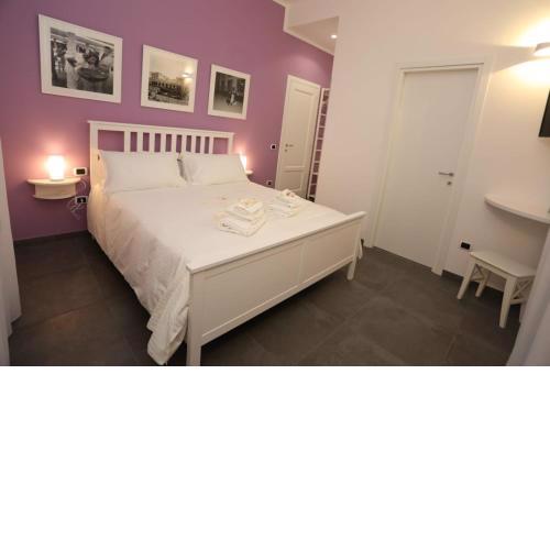 Delia Rooms & Gallery