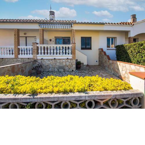 Delightul Holiday Home in St Pere Pescador with Terrace