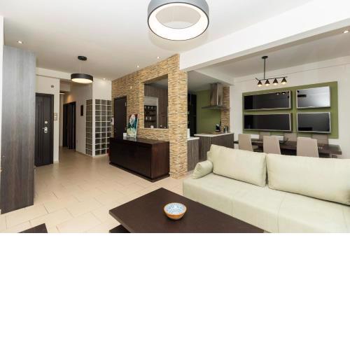 Delmare Kram Vee apartment