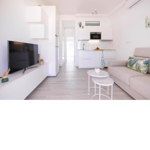 Deluxe Apartment. 50 meters Beach