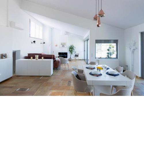 Deluxe Athens Maisonette: A Panoramic Experience