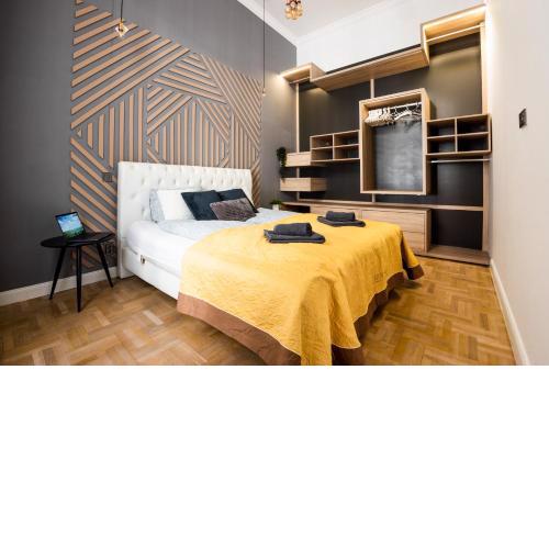 Deluxe Quentin Home next to the Fashion Street